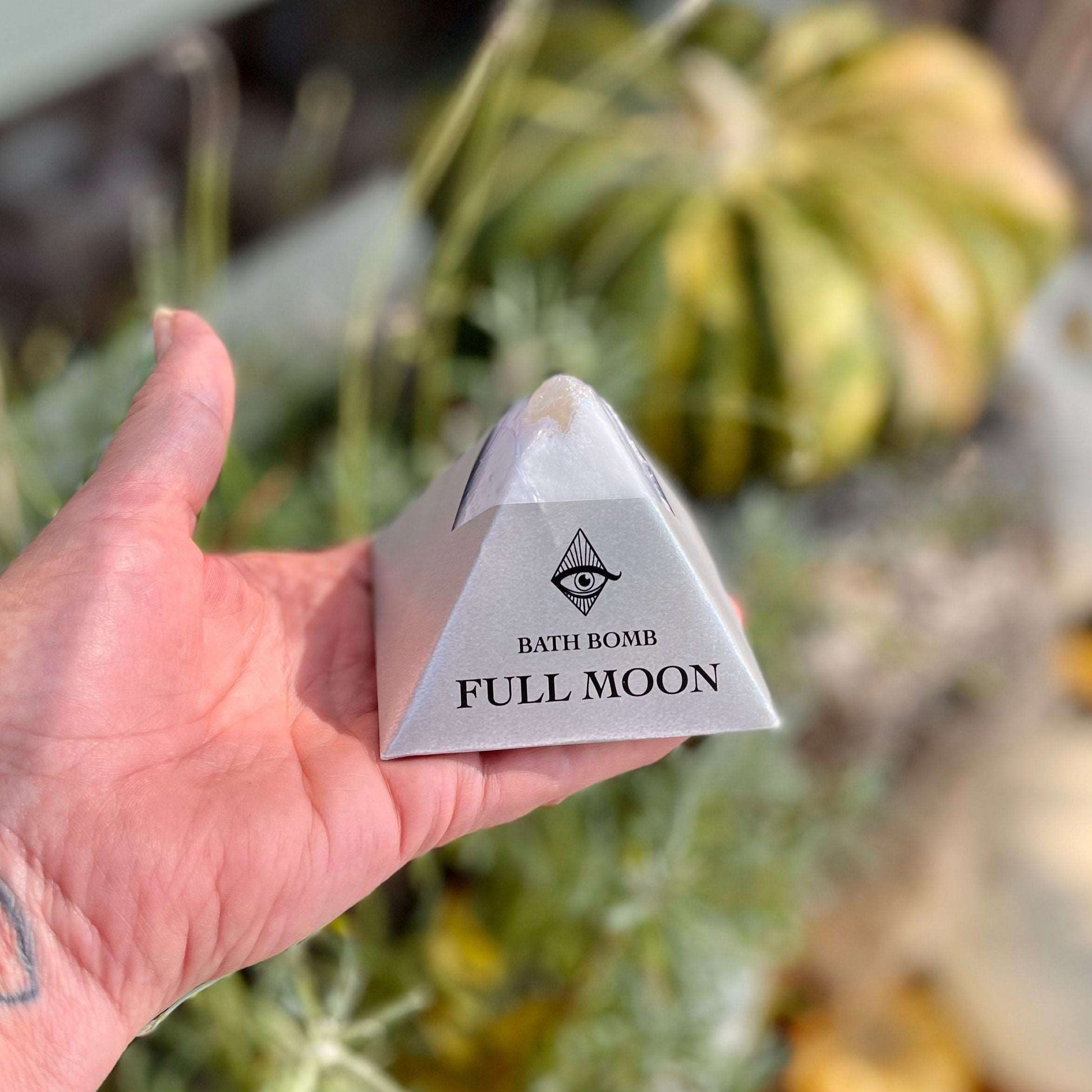 Unwind and release with our Full Moon Release Bath Bomb, featuring the calming blend of Lavender and Sage organic essential oils. Immerse yourself in the soothing fragrance as you let go of tension and embrace a sense of tranquility. Elevate your bath ritual and experience the rejuvenating effects of this enchanting blend.
